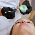 Kosmetologia holistyczna czyli jak poradzić sobie z trądzikiem, który masz od lat