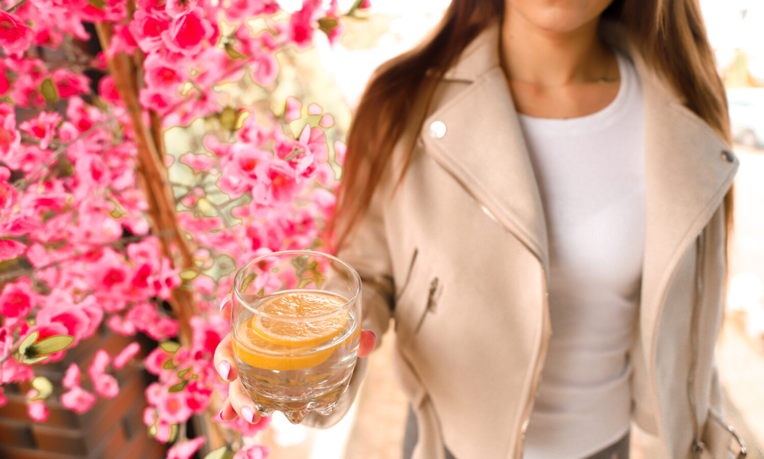 Kosmetolog zachęca pij wody z cytryną w celu nawadniania organizmu. 5 nie(oczywistych) sposobów na piękną i zdrową skórę. Bolące pryszcze skuteczne sposoby