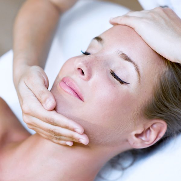 Plamy na czole, zabiegi na przebarwienia, usuwanie przebarwień